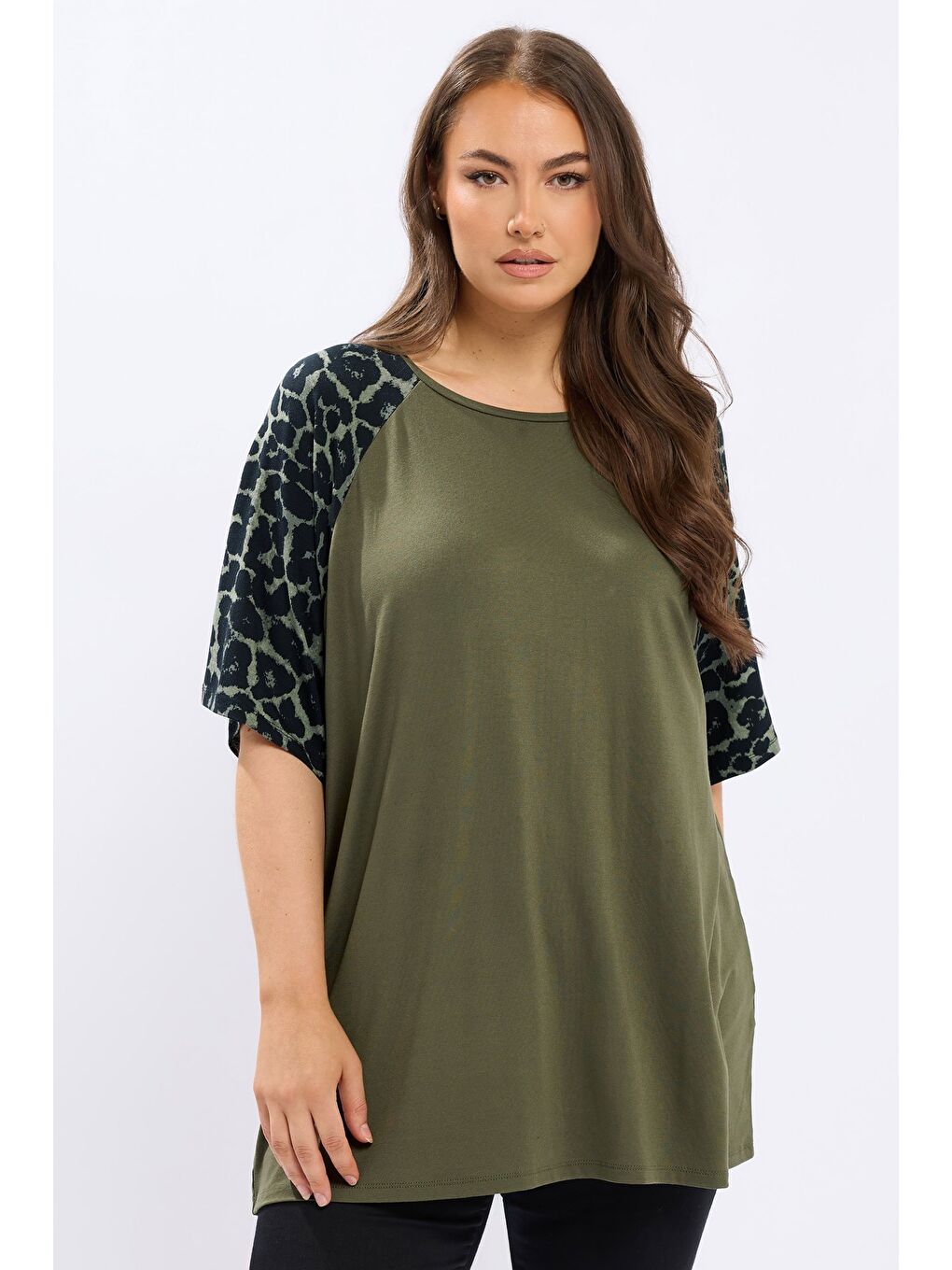 Haki Büyük Beden Bisiklet Yaka Kısa Kollu Leopar Desenli T-shirt 322972-1