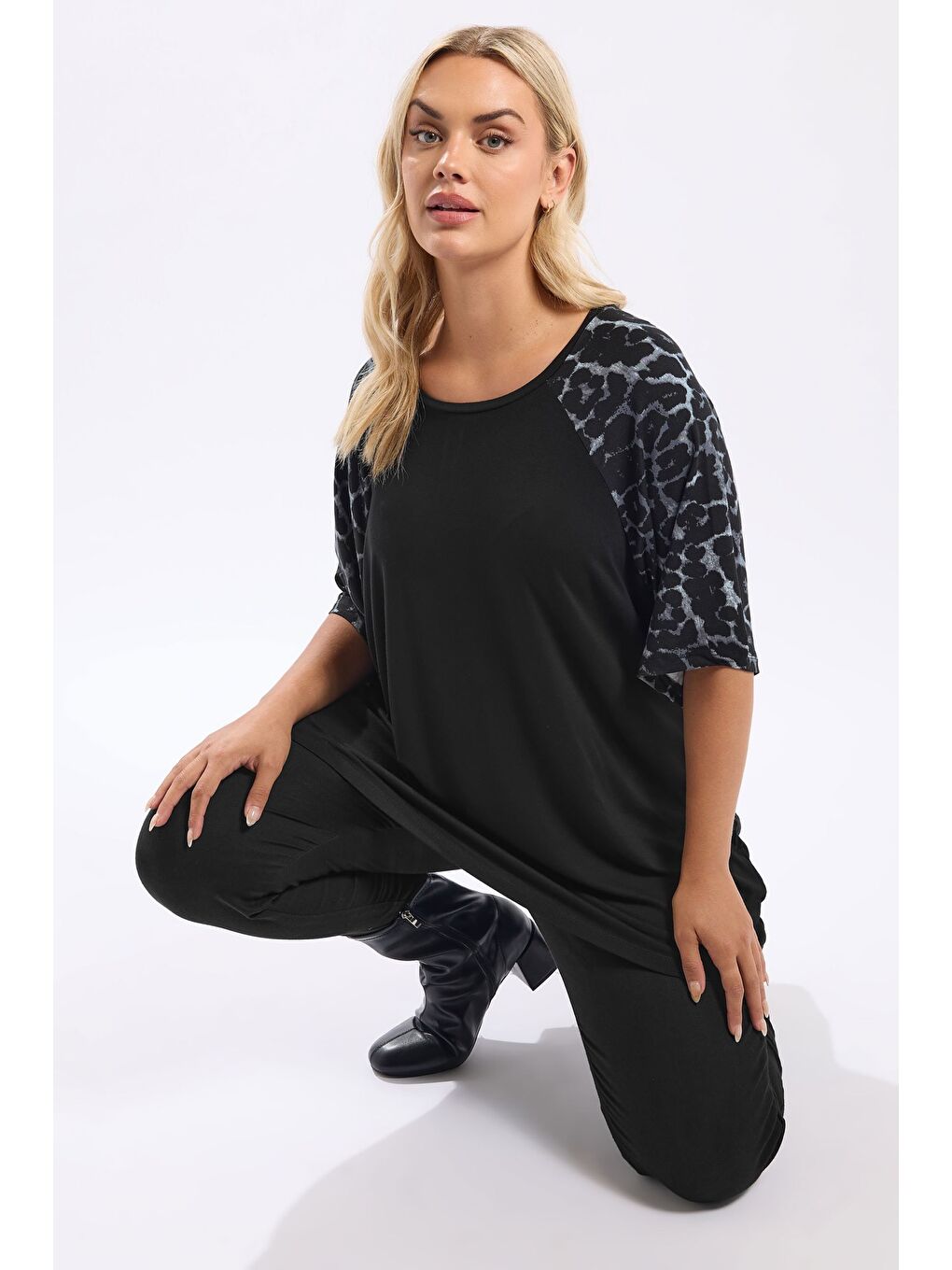 Siyah Büyük Beden Bisiklet Yaka Kısa Kollu Leopar Desenli T-shirt 322996-3