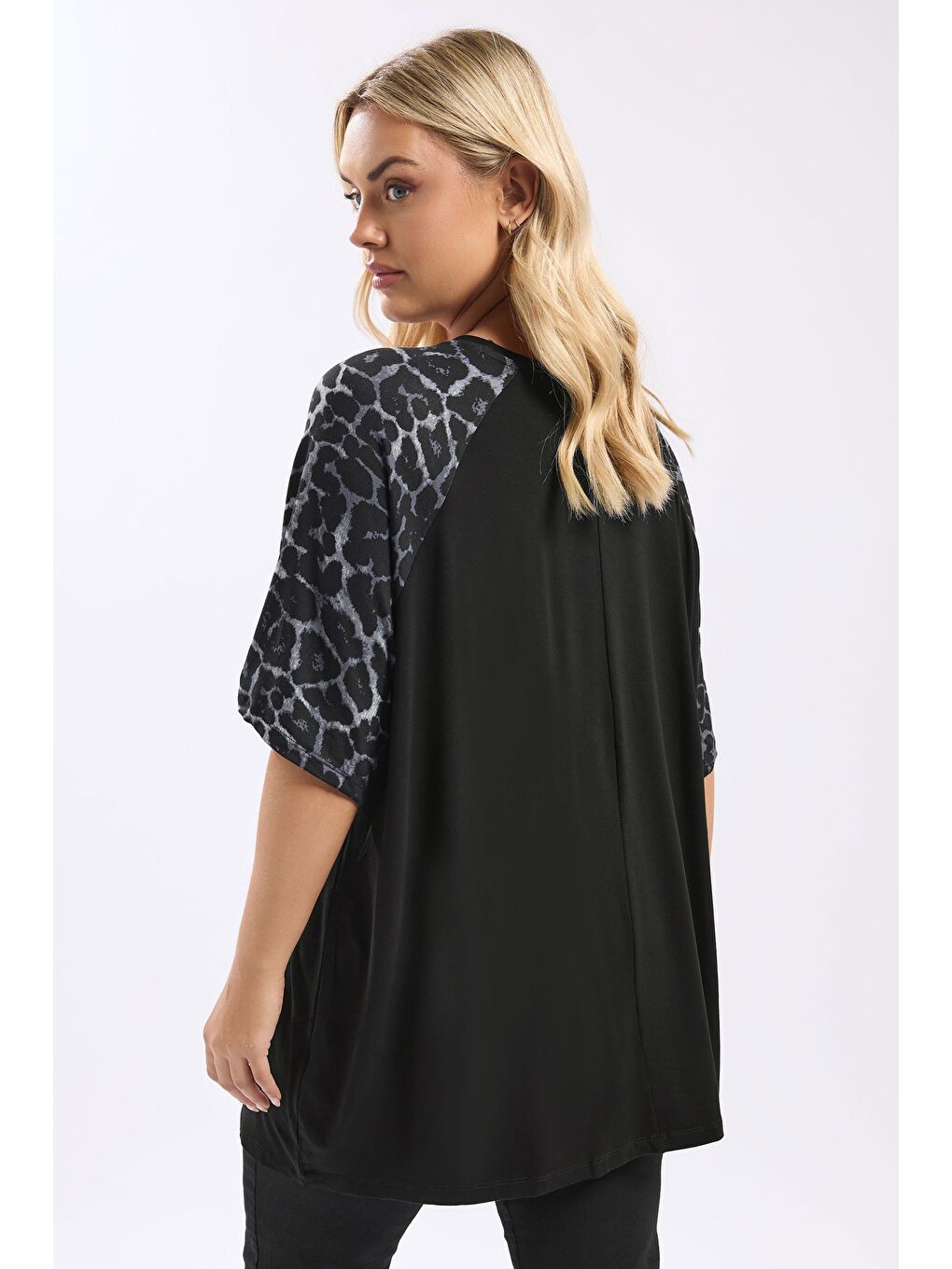 Siyah Büyük Beden Bisiklet Yaka Kısa Kollu Leopar Desenli T-shirt 322996-4