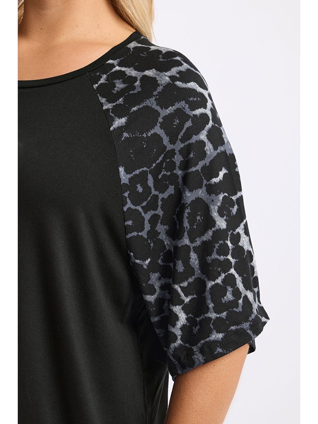 Siyah Büyük Beden Bisiklet Yaka Kısa Kollu Leopar Desenli T-shirt 322996-5
