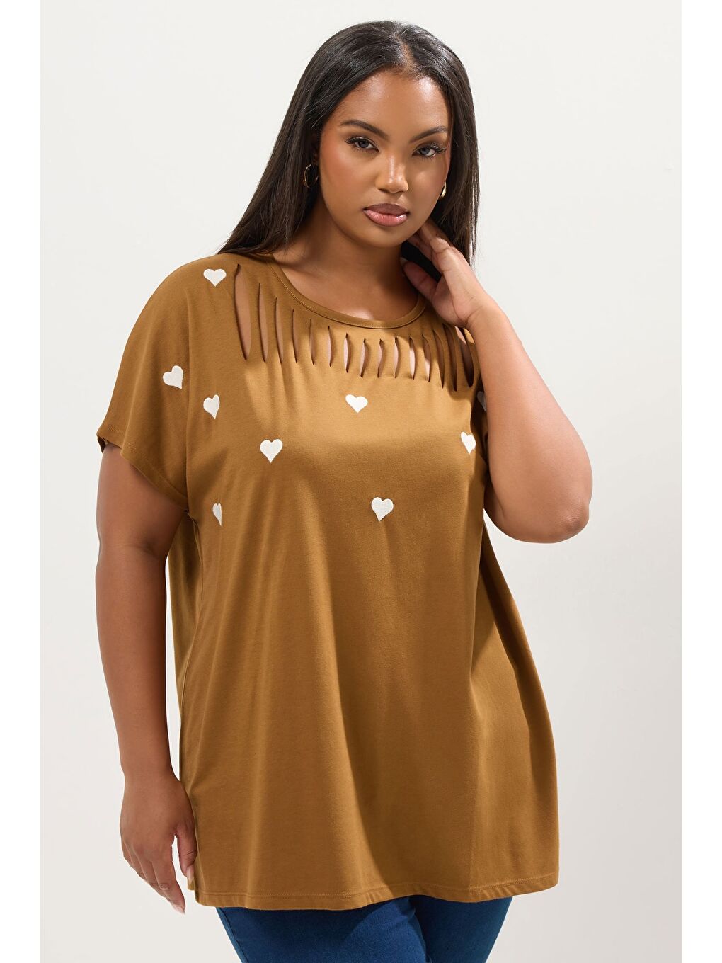 Kahverengi Büyük Beden Bisiklet Yaka Kısa Kollu Kalpli Yırtık Detaylı T-shirt 304392-1