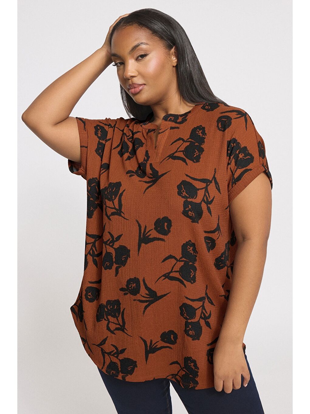 Kahverengi Büyük Beden V Yaka Kısa Kollu Bürümcük Kumaş Çiçek Baskılı T-shirt 304313-1