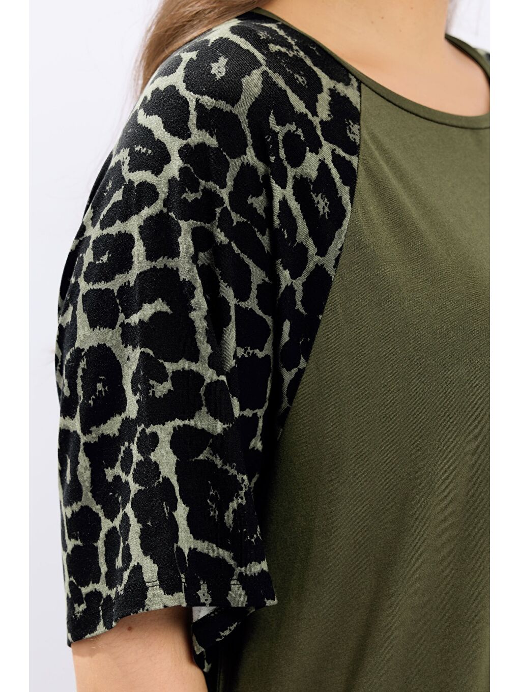 Haki Büyük Beden Bisiklet Yaka Kısa Kollu Leopar Desenli T-shirt 322972-4