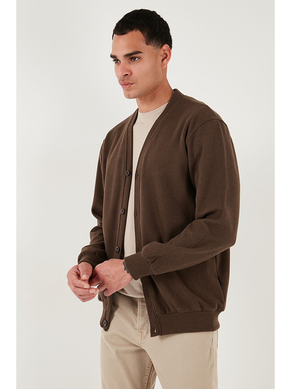 Kahverengi Pamuklu Regular Fit Düğmeli V Yaka Erkek Hırka 456205-5