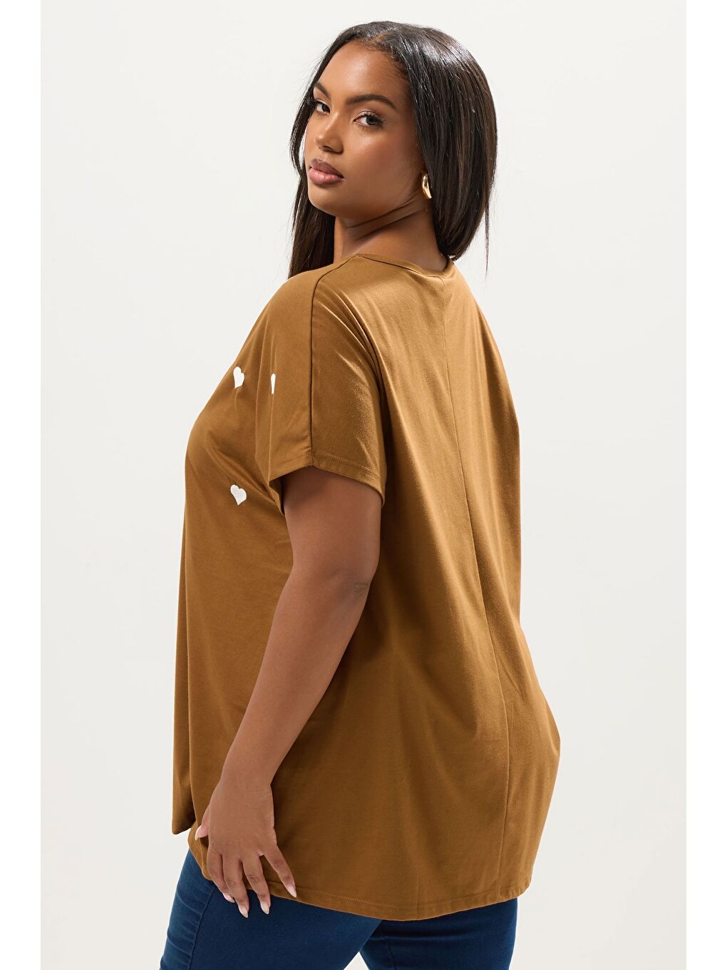 Kahverengi Büyük Beden Bisiklet Yaka Kısa Kollu Kalpli Yırtık Detaylı T-shirt 304392-3