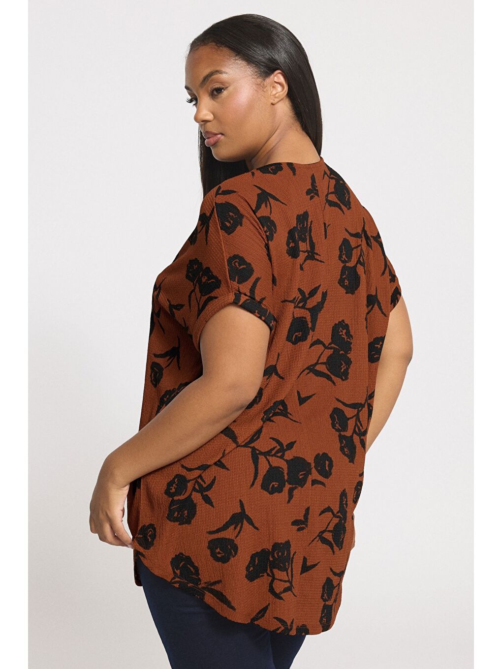 Kahverengi Büyük Beden V Yaka Kısa Kollu Bürümcük Kumaş Çiçek Baskılı T-shirt 304313-3