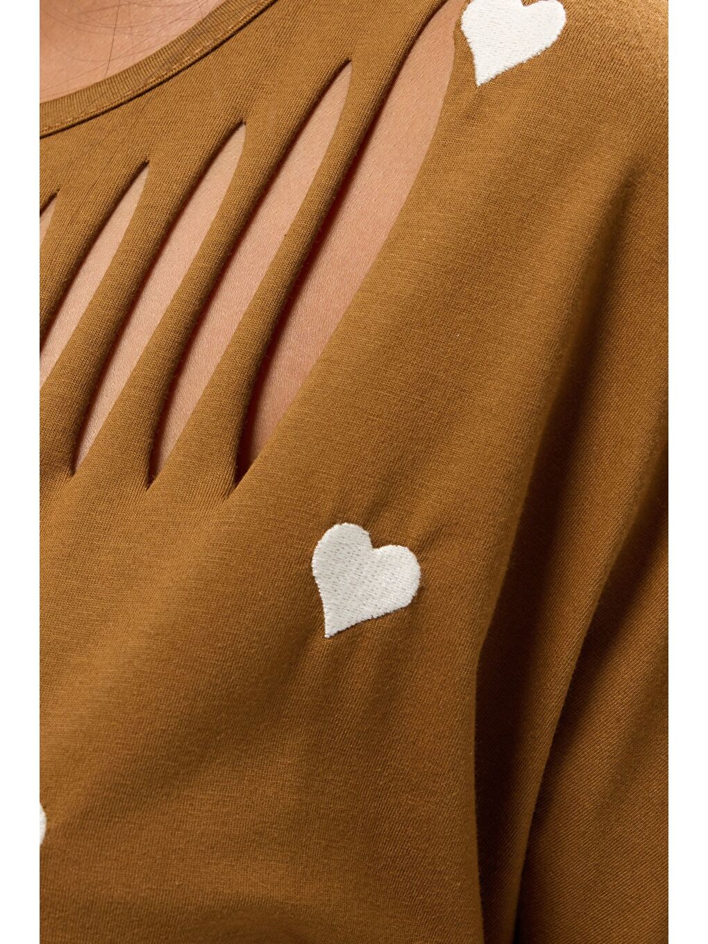 Kahverengi Büyük Beden Bisiklet Yaka Kısa Kollu Kalpli Yırtık Detaylı T-shirt 304392-4