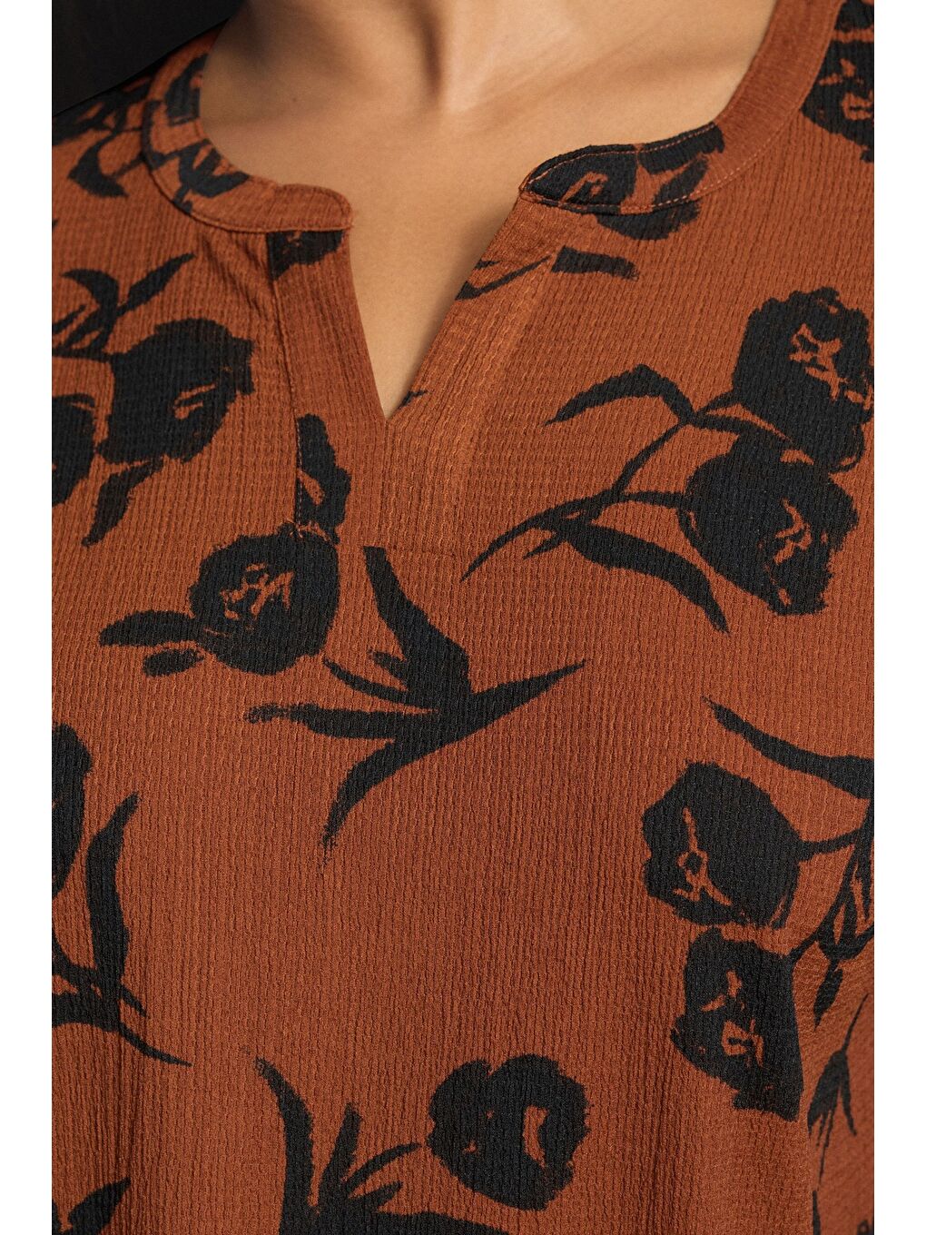 Kahverengi Büyük Beden V Yaka Kısa Kollu Bürümcük Kumaş Çiçek Baskılı T-shirt 304313-4