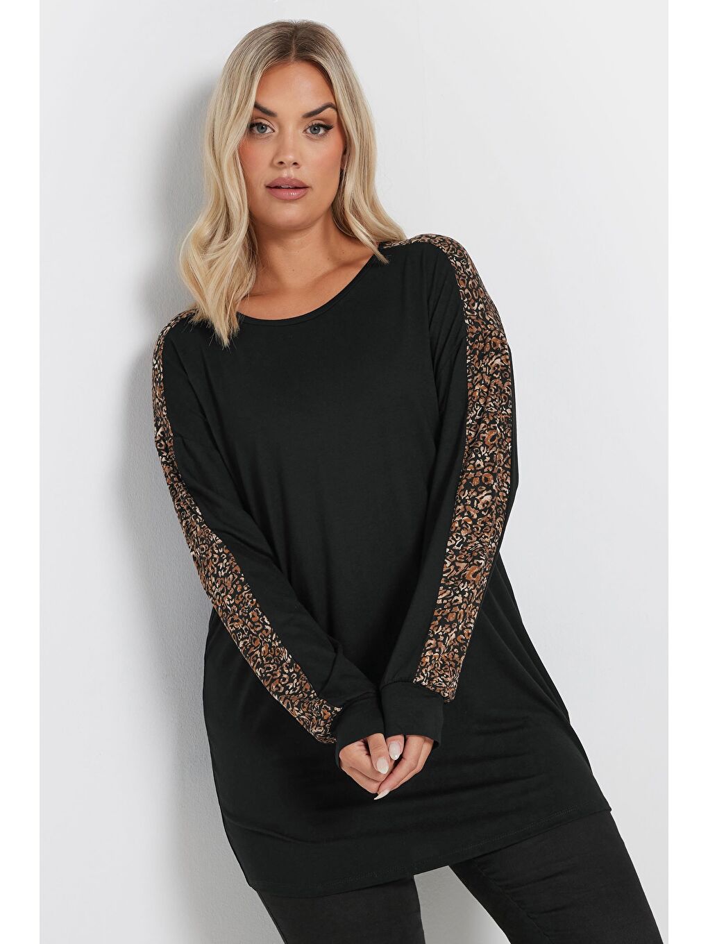 Siyah Büyük Beden Bisiklet Yaka Uzun Kollu Leopar Desenli T-shirt 303781-1