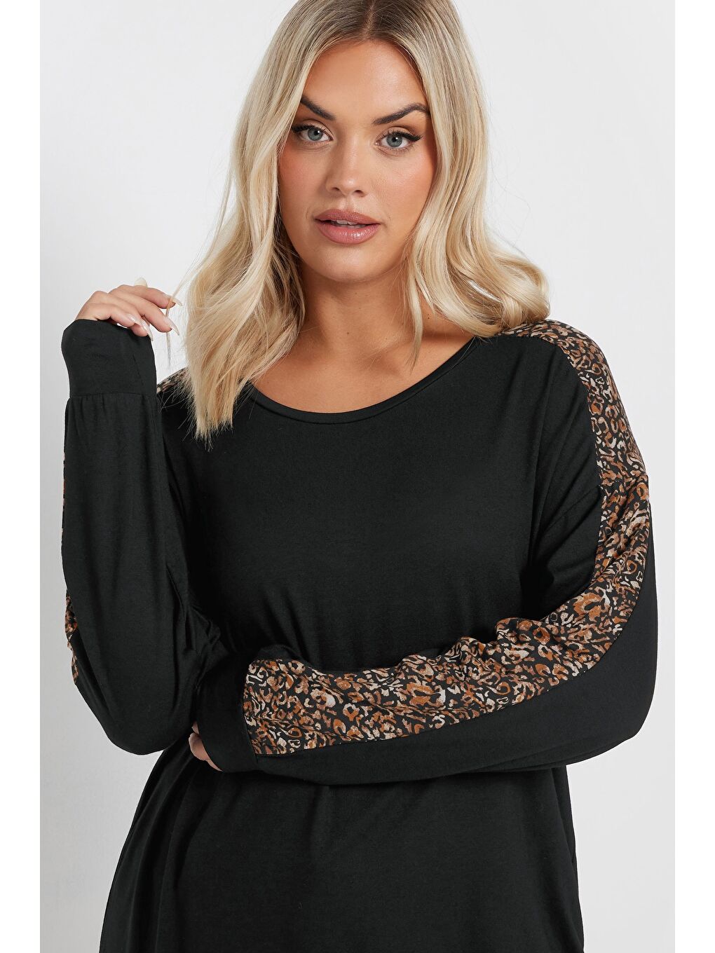 Siyah Büyük Beden Bisiklet Yaka Uzun Kollu Leopar Desenli T-shirt 303781-3