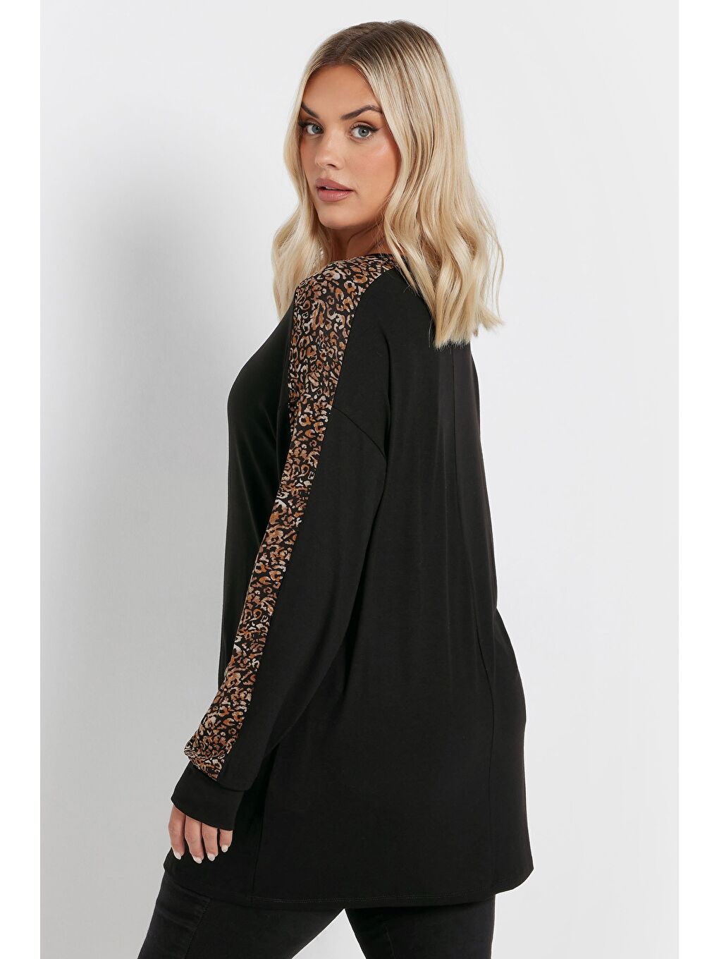 Siyah Büyük Beden Bisiklet Yaka Uzun Kollu Leopar Desenli T-shirt 303781-4
