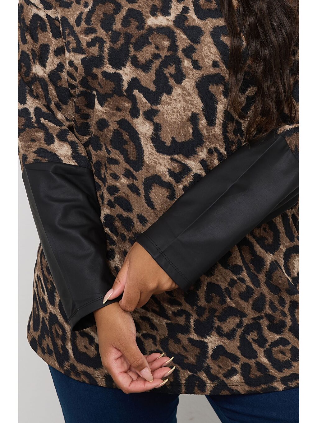 Kahverengi Büyük Beden Bisiklet Yaka Uzun Kollu Deri Detaylı T-shirt 304307-4