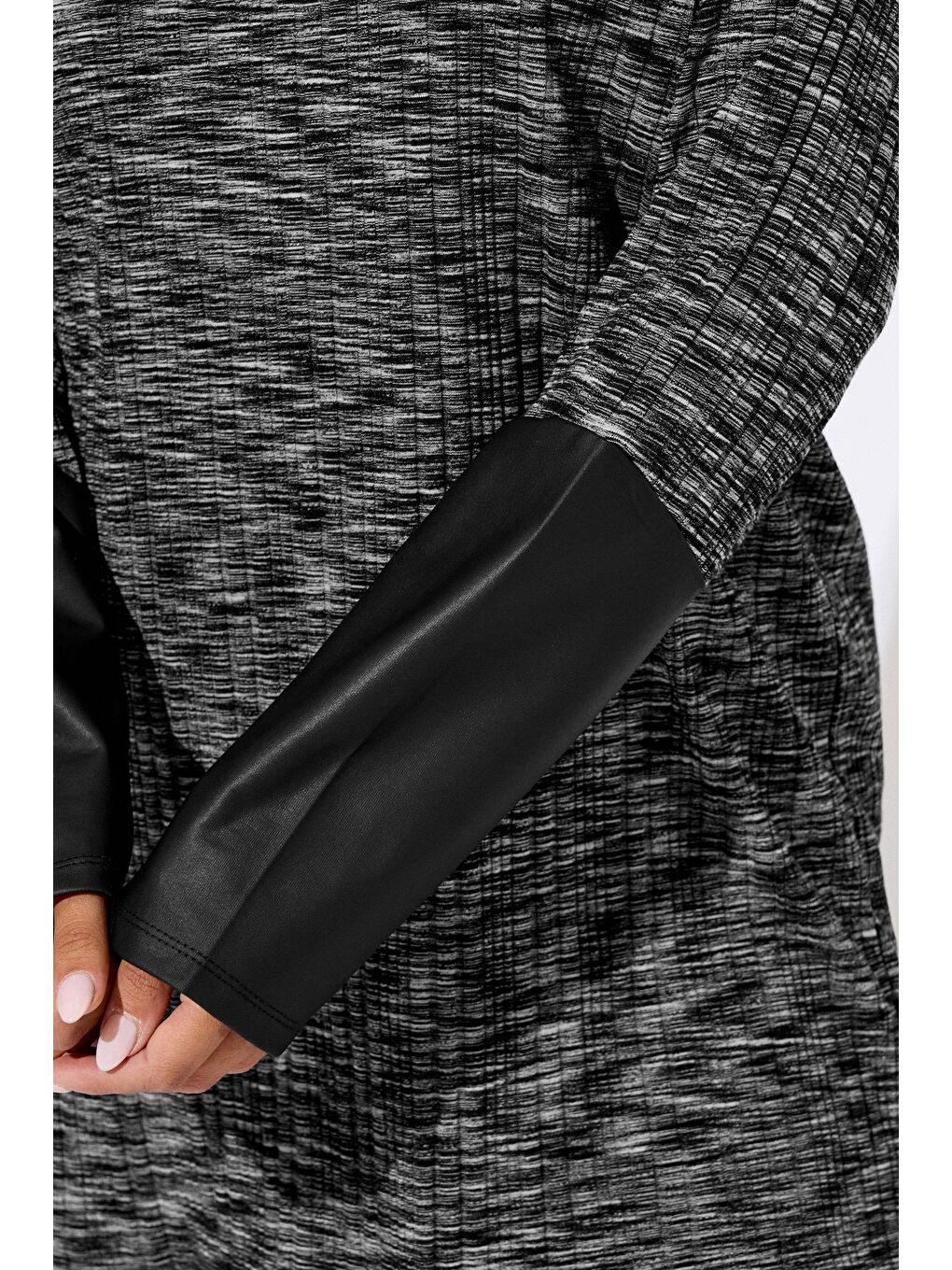 Antrasit Büyük Beden Bisiklet Yaka Uzun Kollu Deri Detaylı T-shirt 303939-3