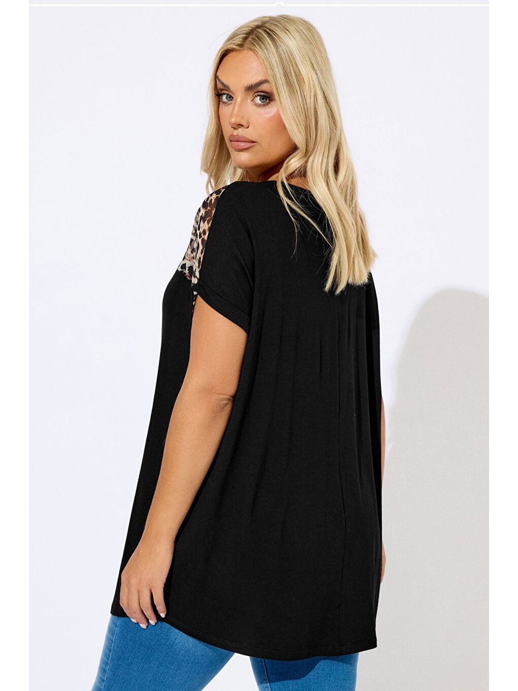 Siyah Büyük Beden Bisiklet Yaka Kısa Kollu Transparan Leopar Detaylı T-shirt 304286-4