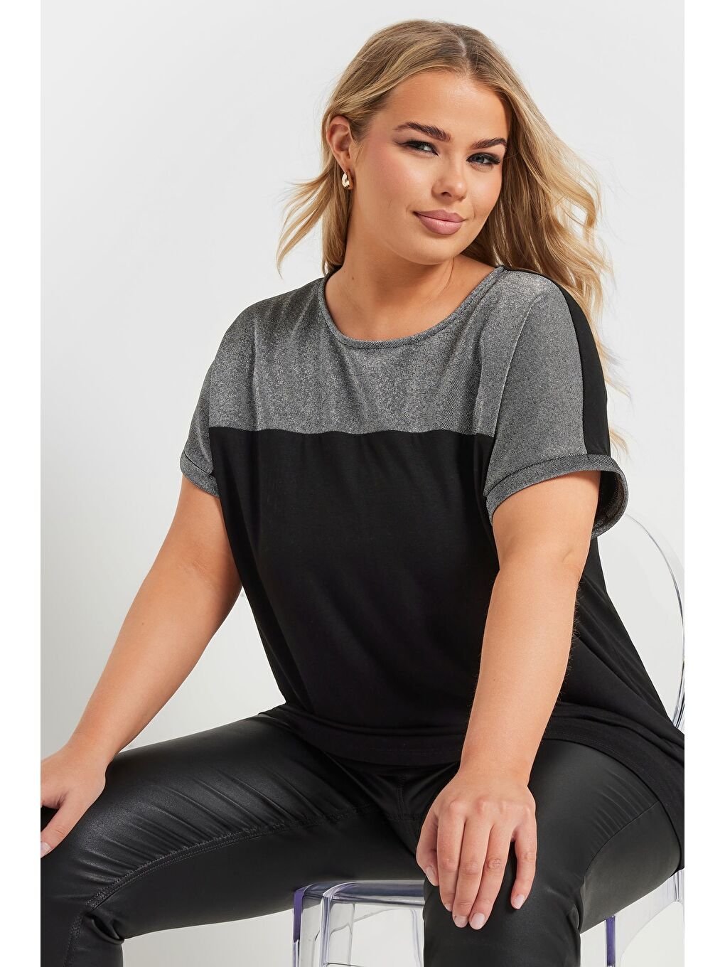 Siyah Büyük Beden Bisiklet Yaka Kısa Kollu Parlak Baskılı T-shirt 303844-1