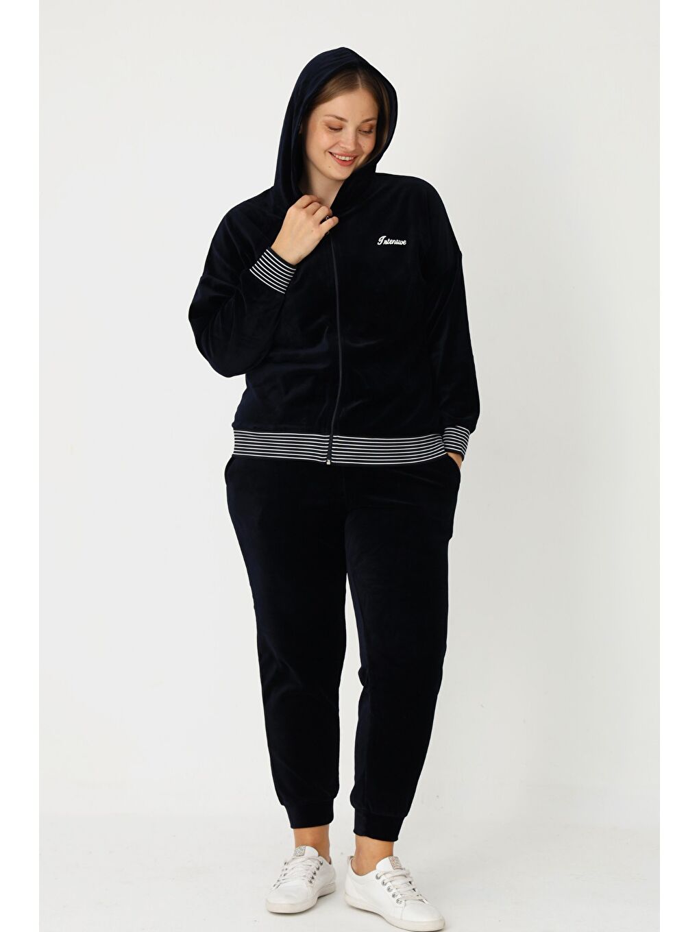 Lacivert Fermuarlı Kapüşonlu Pamuklu Kadife Uzun Kol Baskılı Cepli Kadın Büyük Beden Eşofman Takımı-2