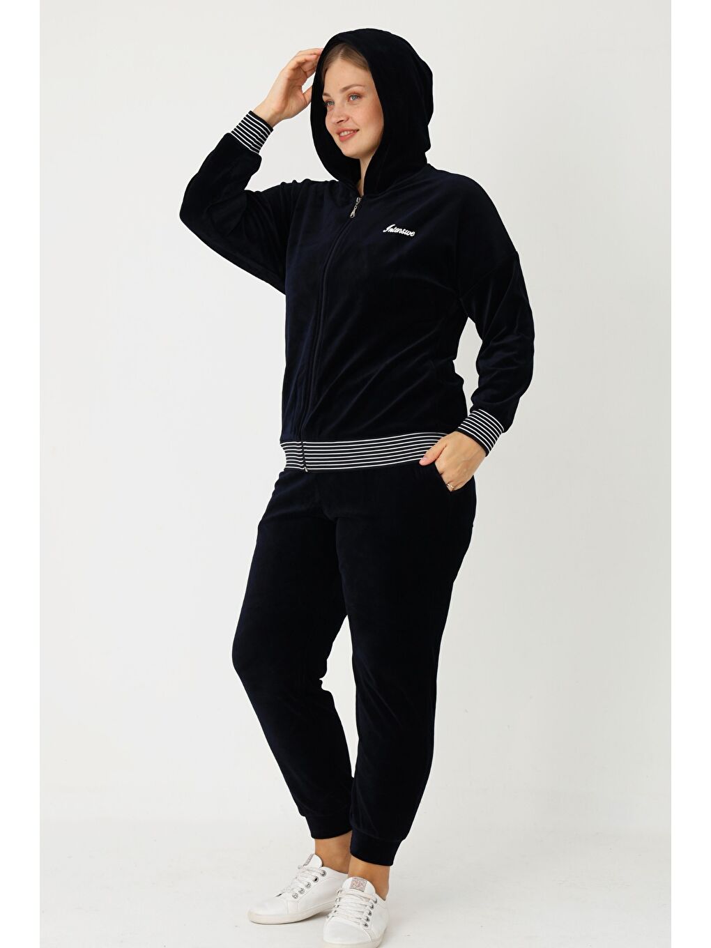 Lacivert Fermuarlı Kapüşonlu Pamuklu Kadife Uzun Kol Baskılı Cepli Kadın Büyük Beden Eşofman Takımı-3