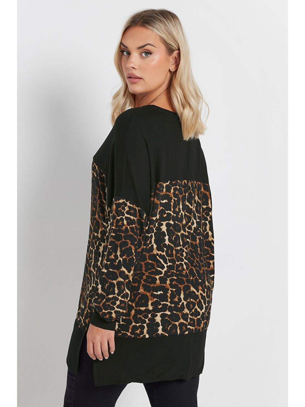 Siyah Büyük Beden V Yaka Uzun Kollu Leopar Desenli T-shirt 303784-4
