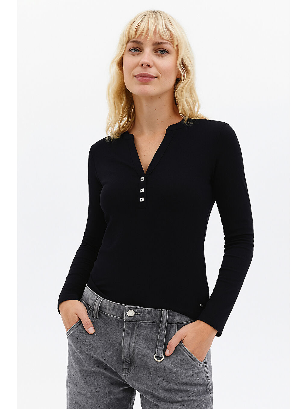 Siyah Slim Fit Düğme Detaylı V Yaka T Shirt 25K0136K1