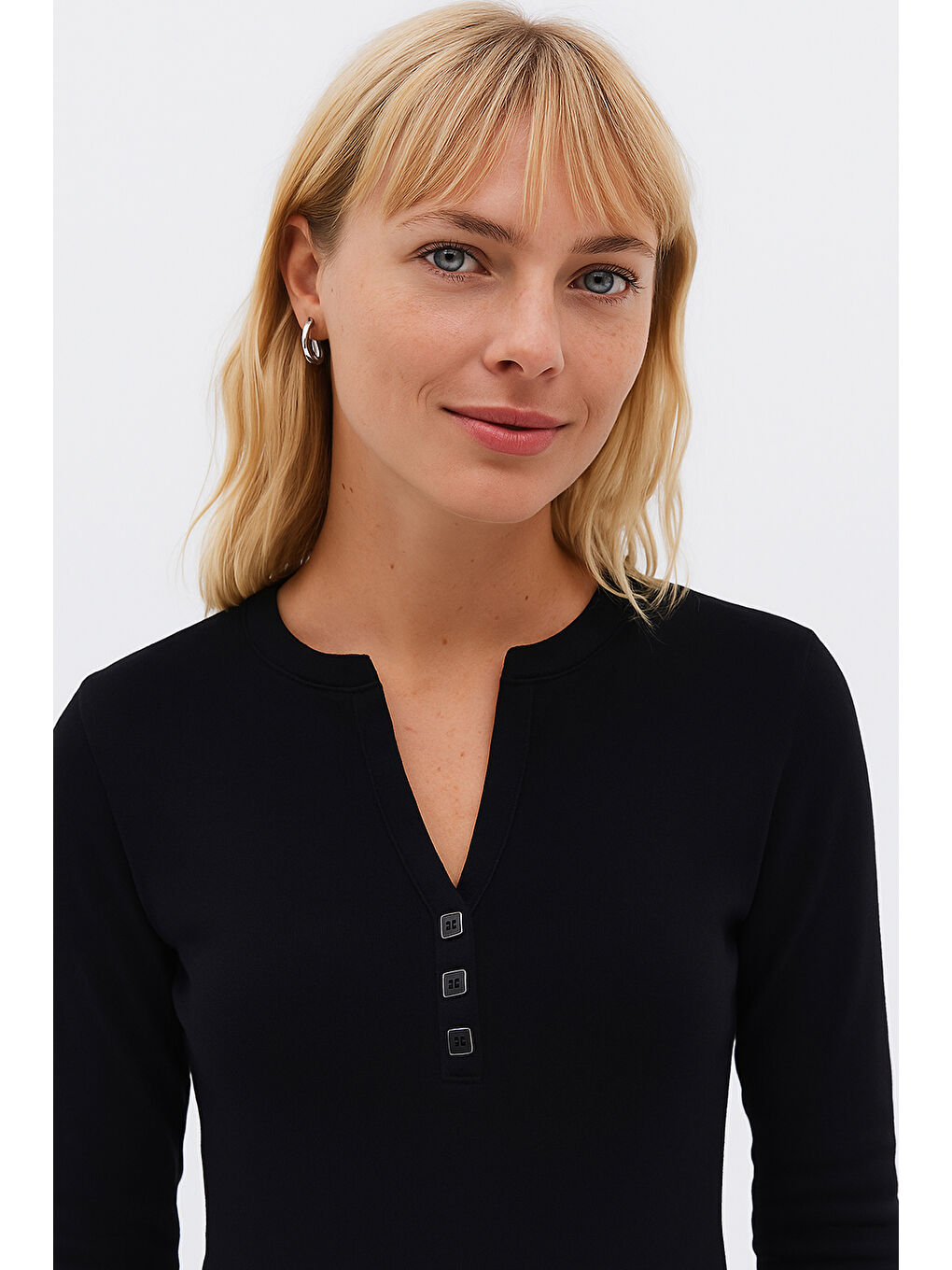 Siyah Slim Fit Düğme Detaylı V Yaka T Shirt 25K0136K1-1