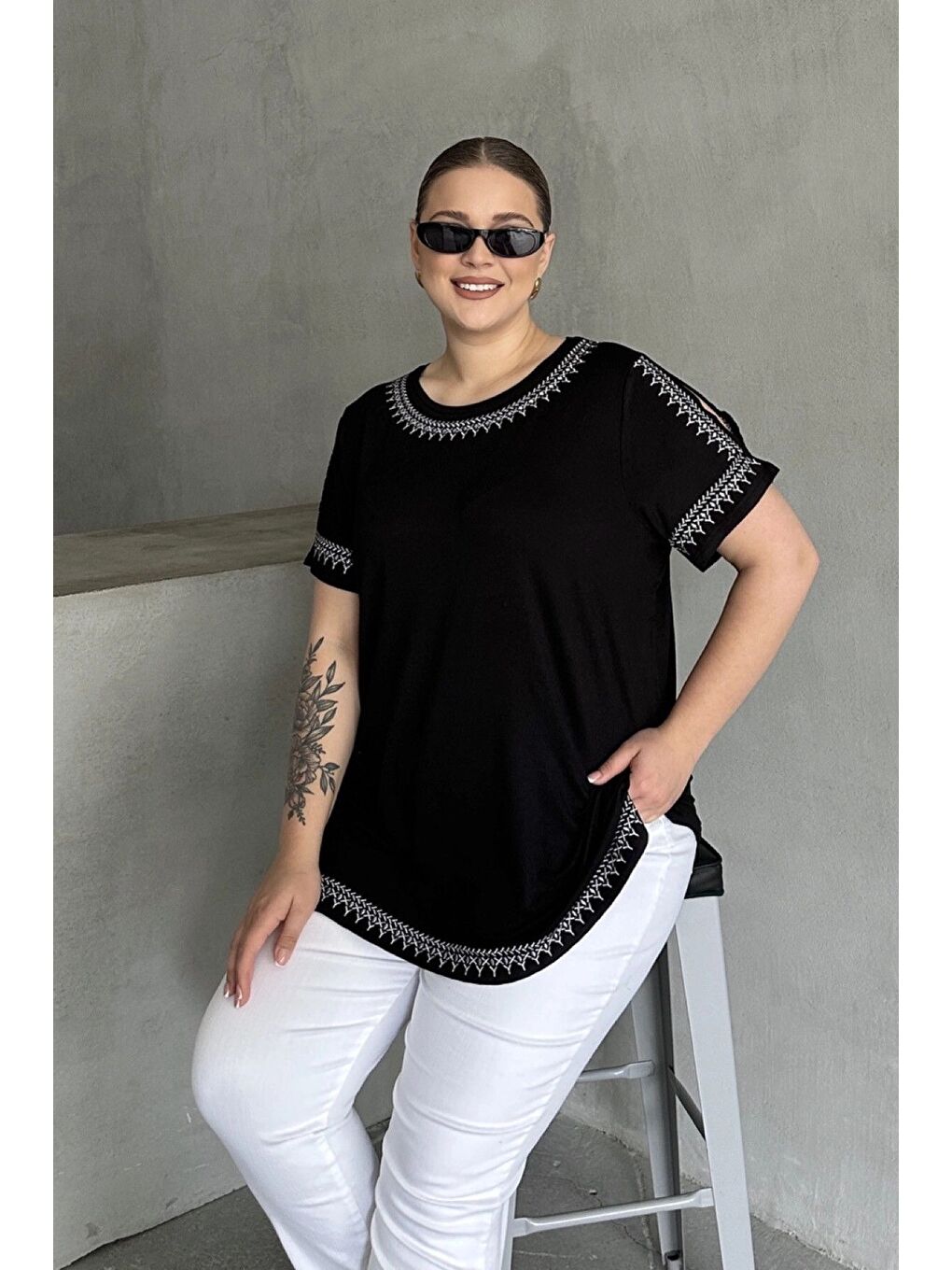 Siyah Büyük Beden Omuz Detaylı Etnik Desenli Nakışlı T-shirt 303518