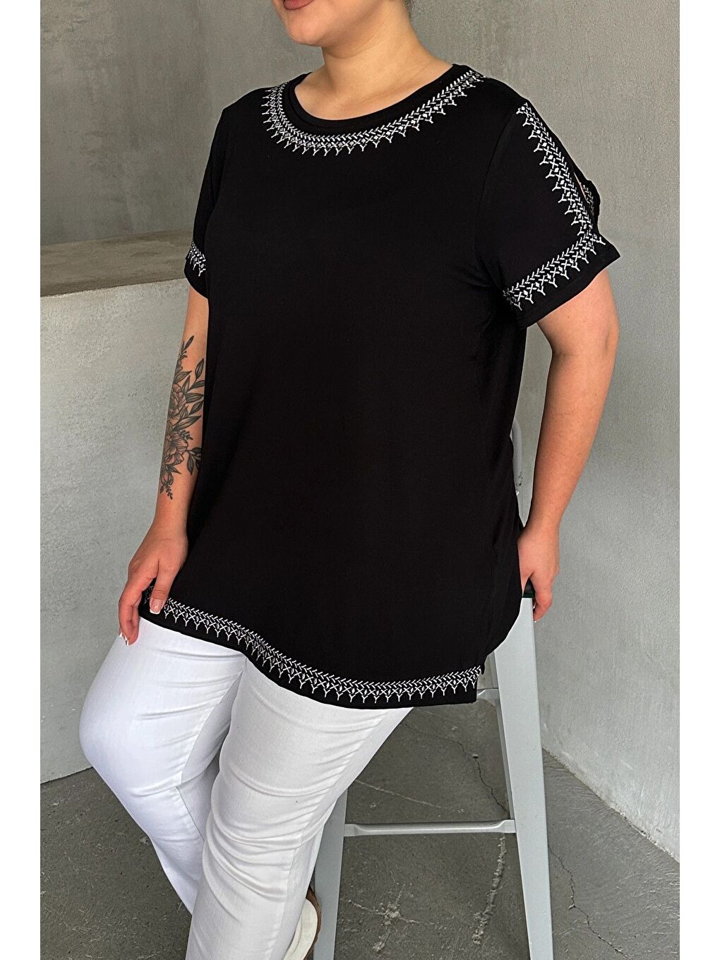 Siyah Büyük Beden Omuz Detaylı Etnik Desenli Nakışlı T-shirt 303518-1