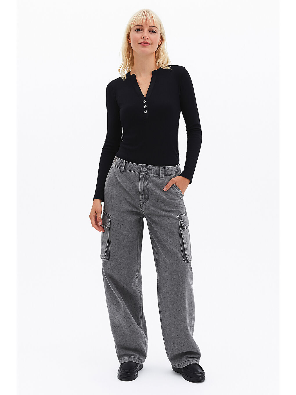 Siyah Slim Fit Düğme Detaylı V Yaka T Shirt 25K0136K1-2