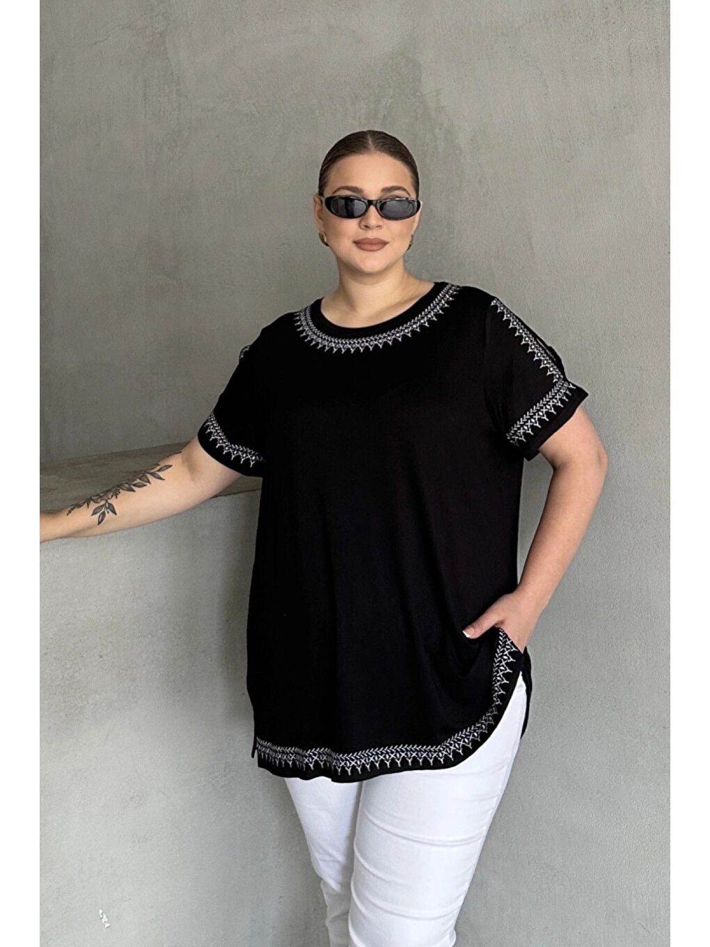 Siyah Büyük Beden Omuz Detaylı Etnik Desenli Nakışlı T-shirt 303518-3