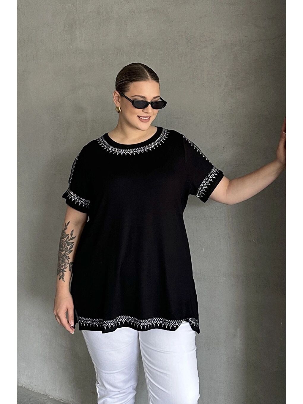 Siyah Büyük Beden Omuz Detaylı Etnik Desenli Nakışlı T-shirt 303518-4