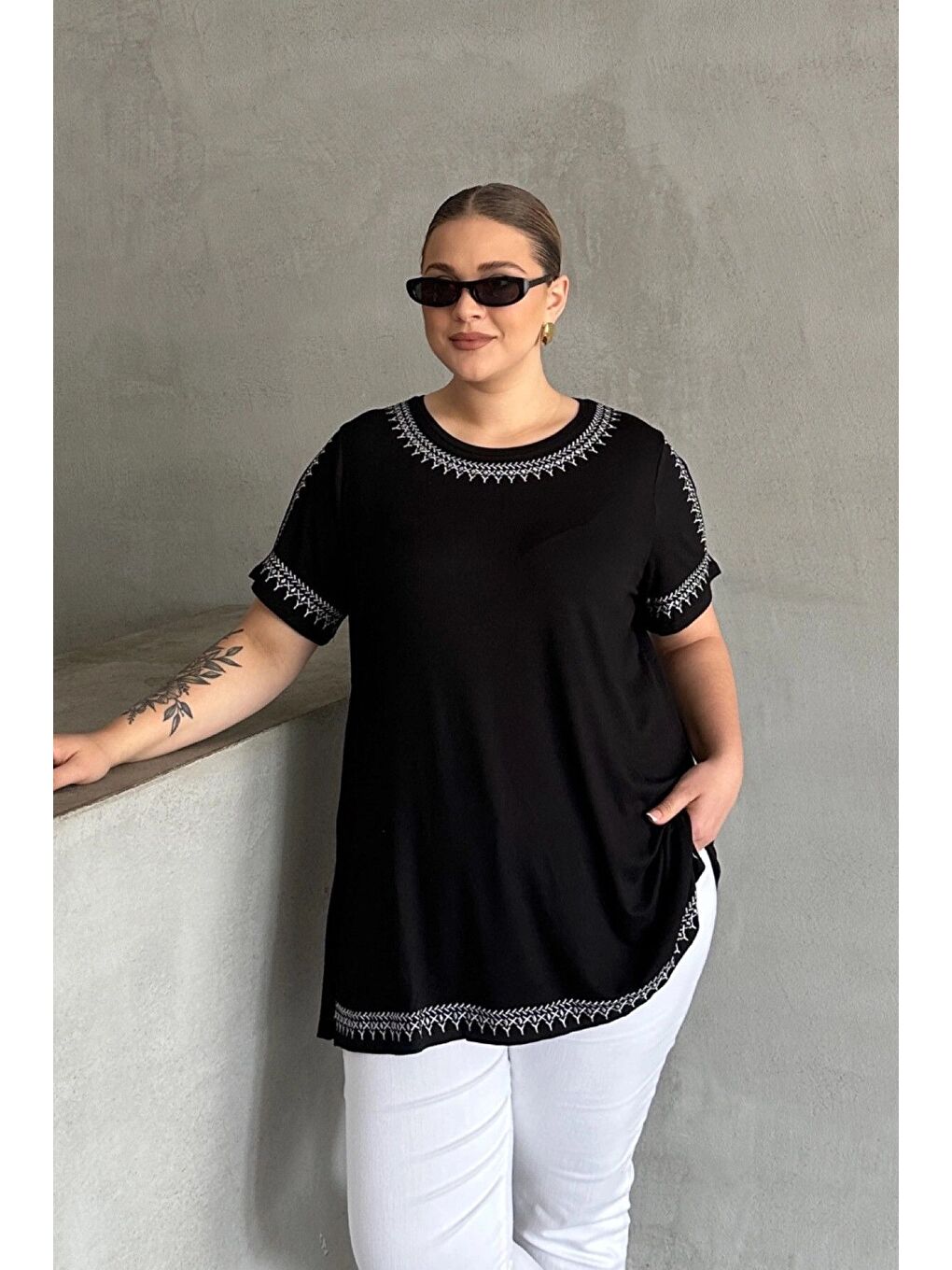 Siyah Büyük Beden Omuz Detaylı Etnik Desenli Nakışlı T-shirt 303518-5