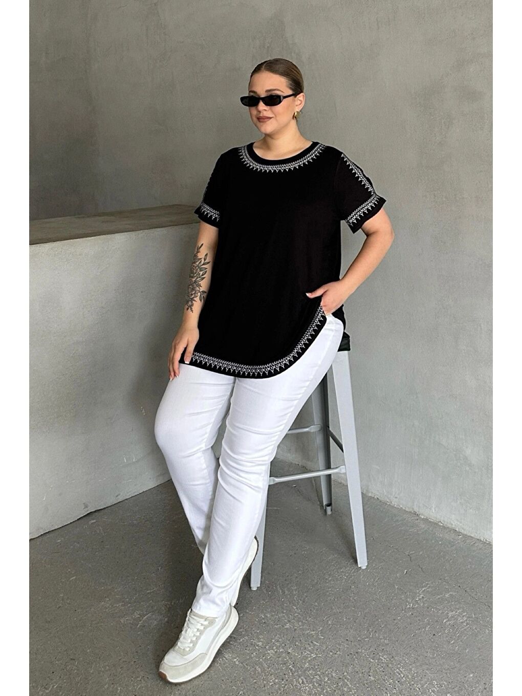 Siyah Büyük Beden Omuz Detaylı Etnik Desenli Nakışlı T-shirt 303518-6