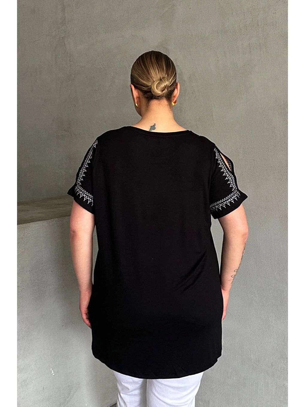 Siyah Büyük Beden Omuz Detaylı Etnik Desenli Nakışlı T-shirt 303518-7