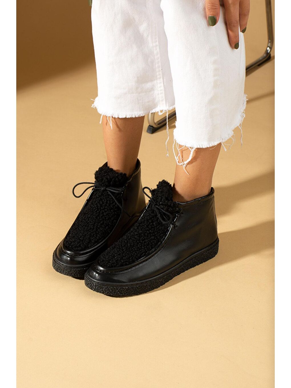 Siyah Kürk Tedaylı Bağcıklı Kauçuk Taban Kadın Bot & Bootie 024-402-23