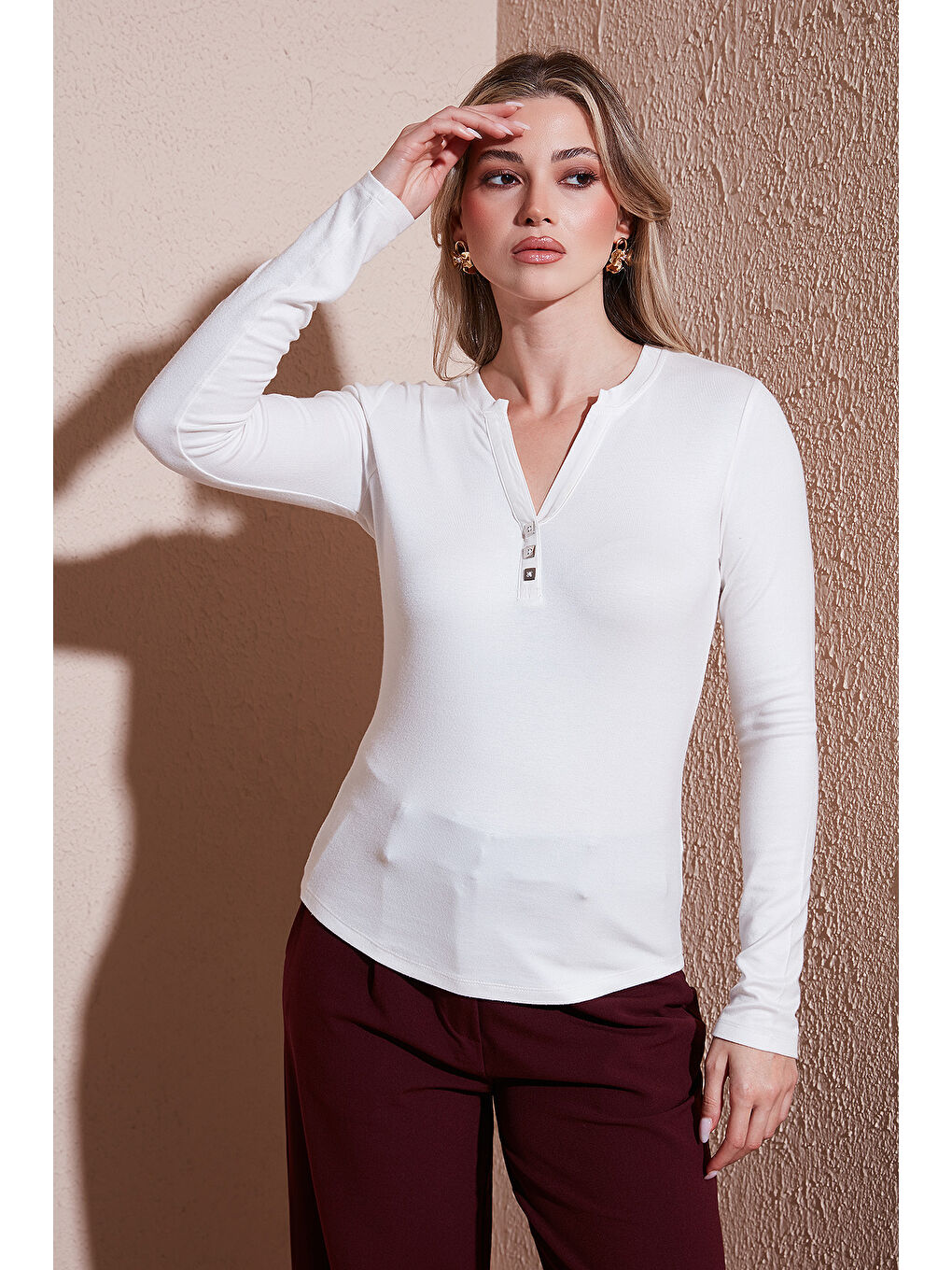 Ekru Slim Fit Düğme Detaylı V Yaka T Shirt 25K0136K1-2