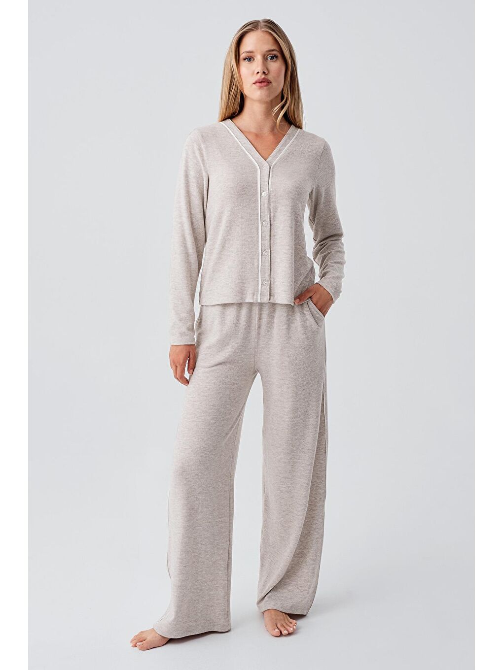 Bej Uzun Kollu Düğmeli Esnek Yumuşak Dokulu Viskoz Pijama Takım 18205
