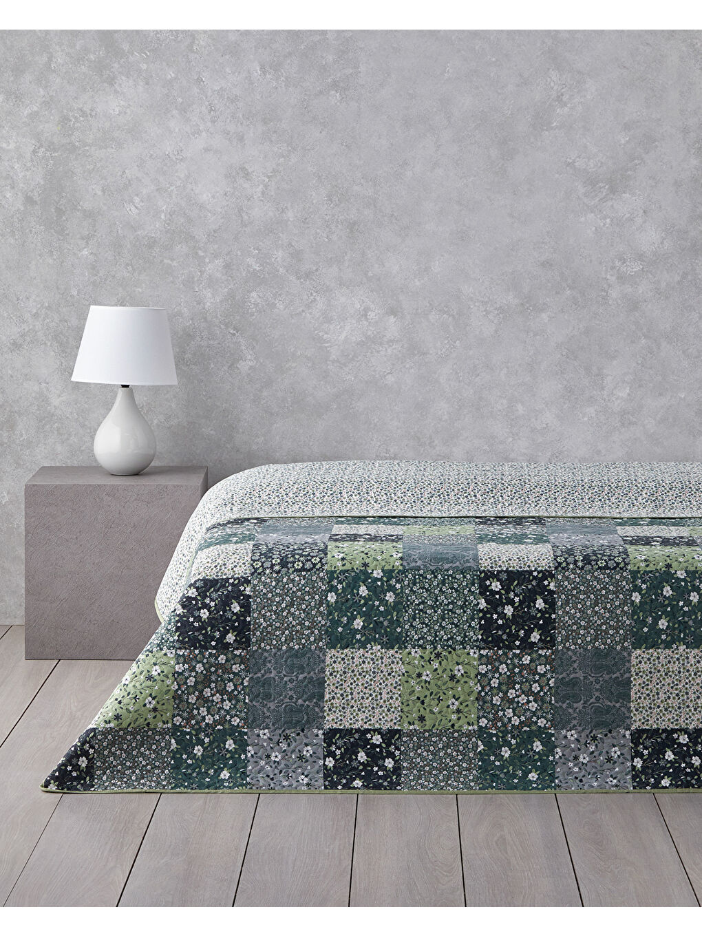 English Home Flower Patchwork Çift Taraflı Tek Kişilik Çok Amaçlı Örtü Yeşil
