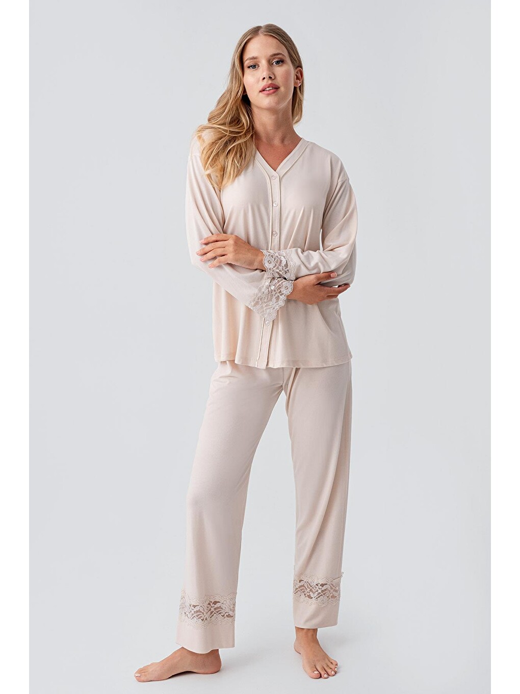 Bej Uzun Kollu Düğmeli Dantelli Esnek Viskoz Pijama Takım 18206