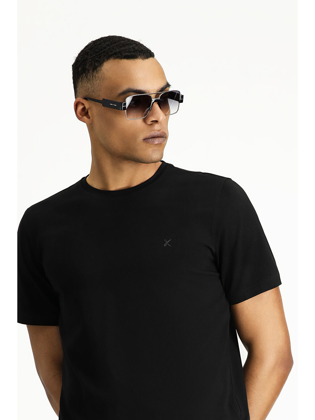 Siyah Bisiklet Yaka Slim Fit Dar Kesim Süprem Pamuklu Tişört-2