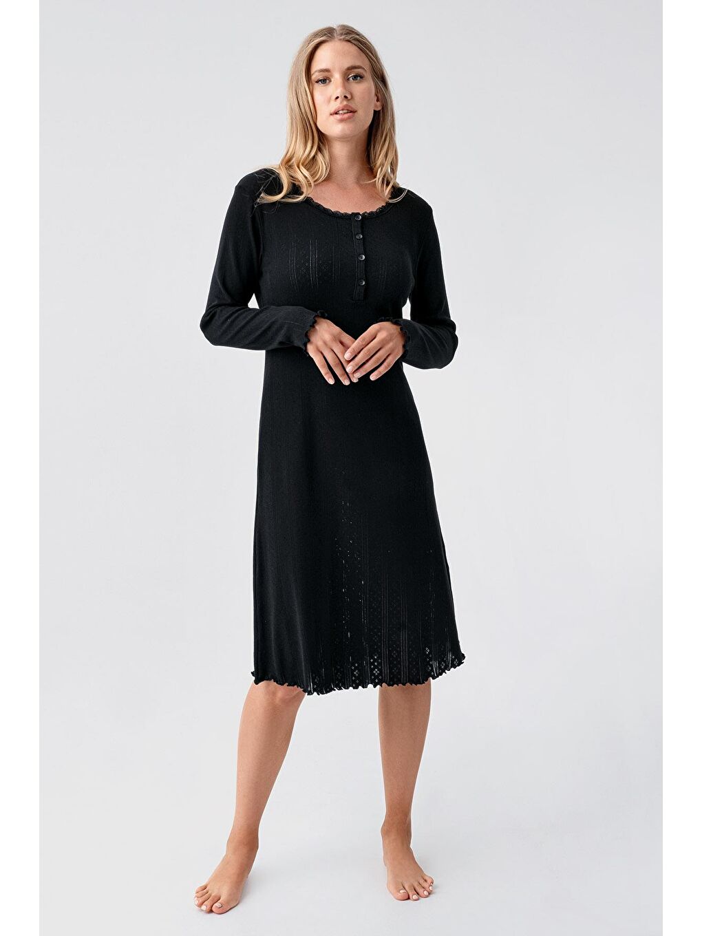 Siyah Uzun Kollu Düğmeli Ajurlu Esnek Pamuklu Kısa Gecelik 18107-1