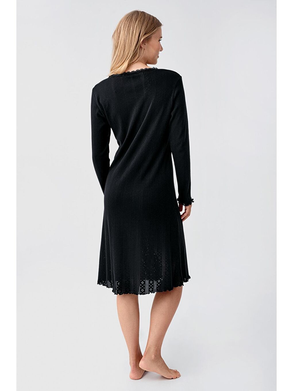 Siyah Uzun Kollu Düğmeli Ajurlu Esnek Pamuklu Kısa Gecelik 18107-2