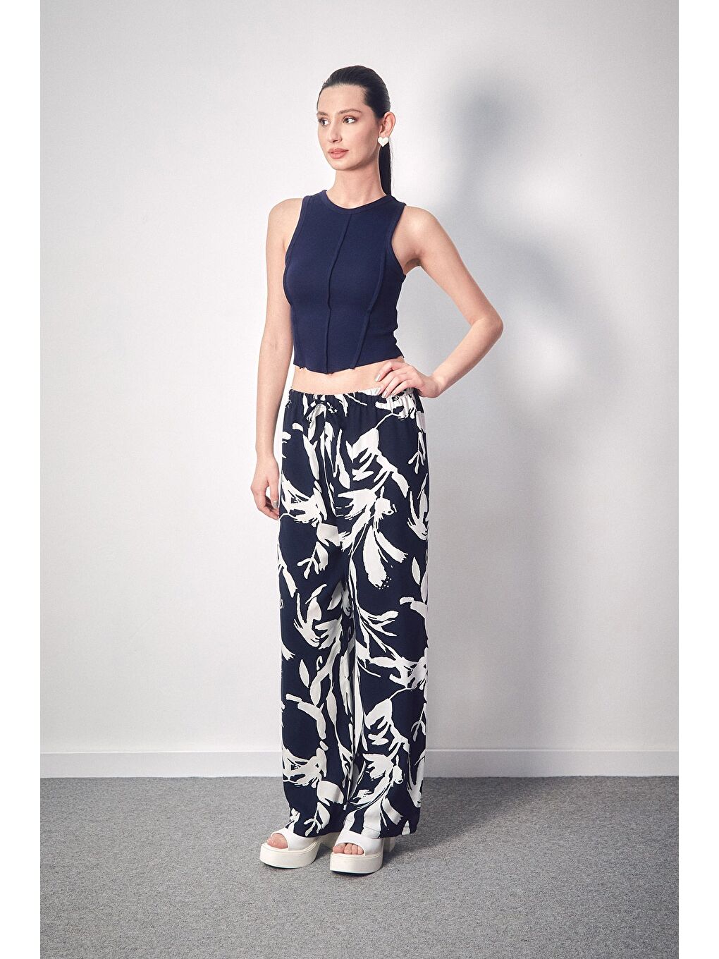 Lacivert Yaprak Desenli Beli Lastikli Palazzo Pantolon