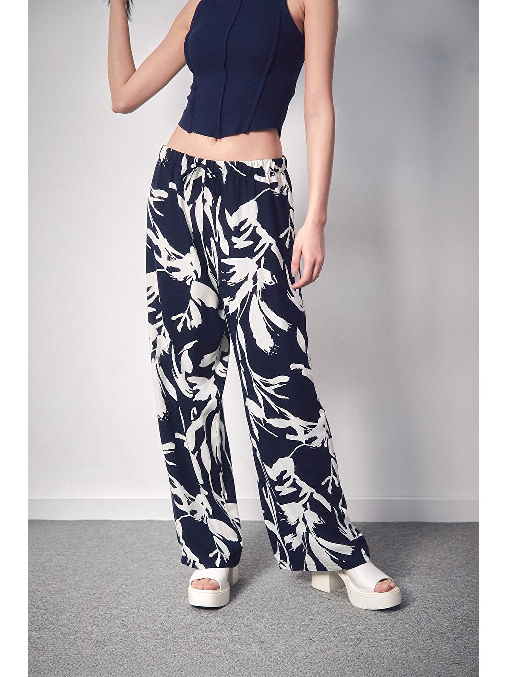 Lacivert Yaprak Desenli Beli Lastikli Palazzo Pantolon-1