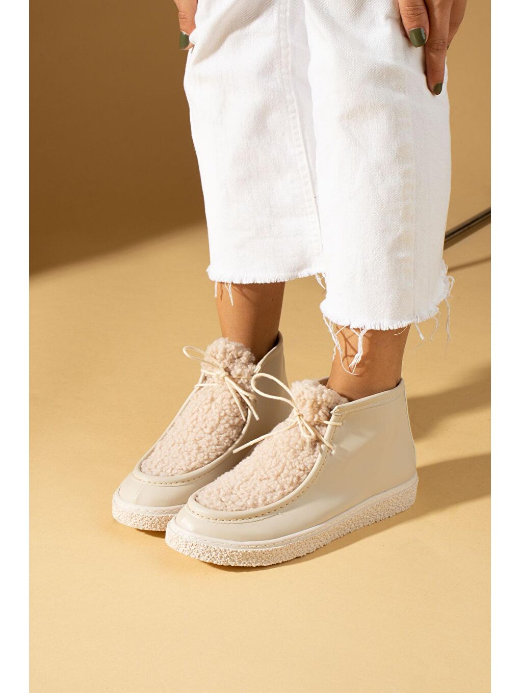 Bej Kürk Tedaylı Bağcıklı Kauçuk Taban Kadın Bot & Bootie 024-402-23