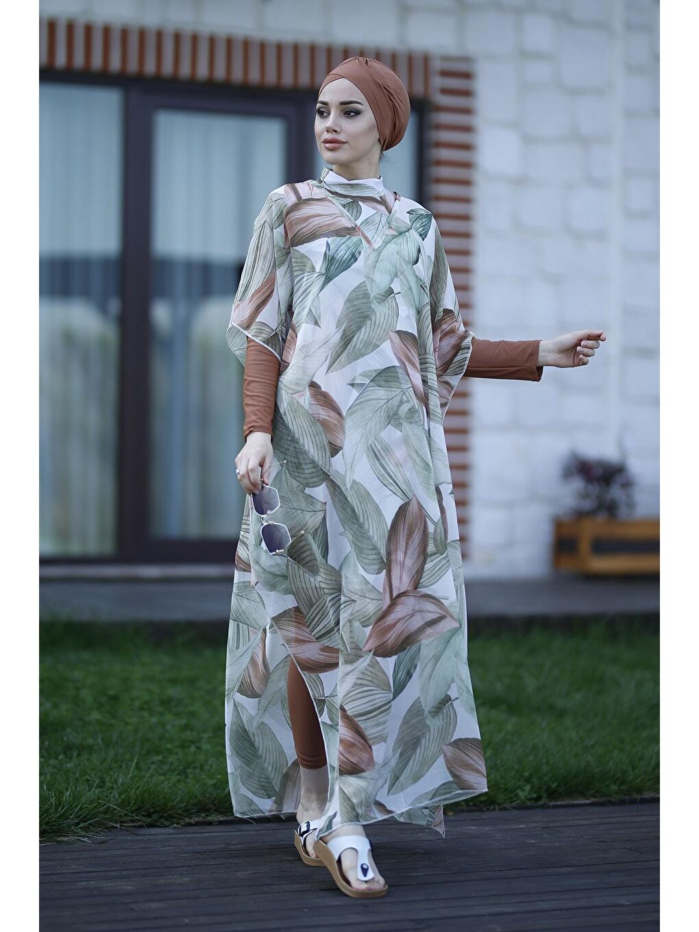Kahverengi Tesettür Mayo Üzerine Desenli Kaftan Pareo Soft Yapraklar 430-551-2
