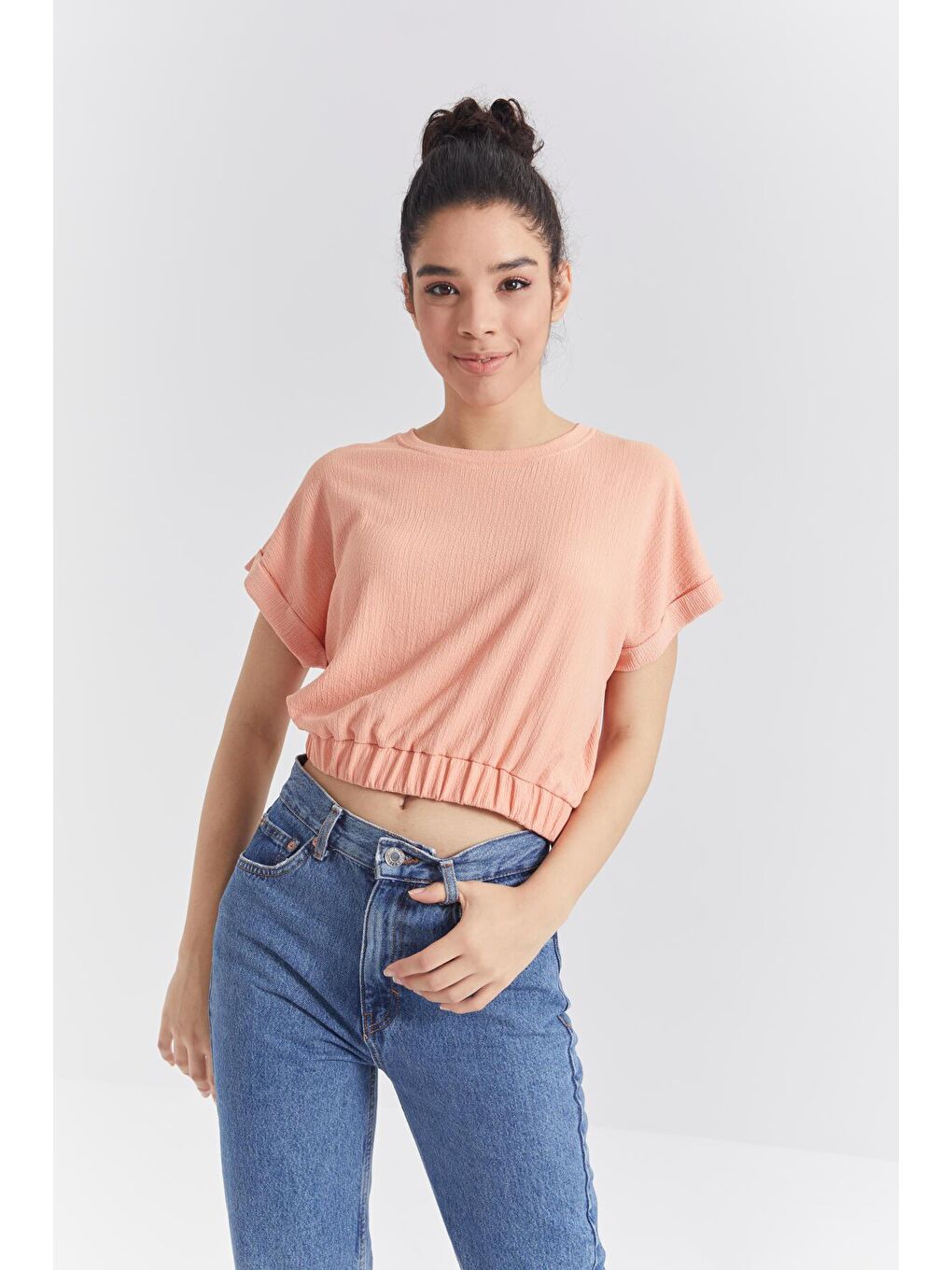 TOMMYLIFE Sarı Kavun Içi Basic O Yaka Beli Lastikli Bürümcük Kumaş Kadın Crop Top T-Shirt  - 97227