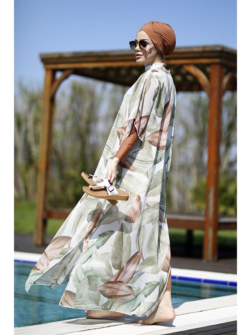 Kahverengi Tesettür Mayo Üzerine Desenli Kaftan Pareo Soft Yapraklar 430-551-4