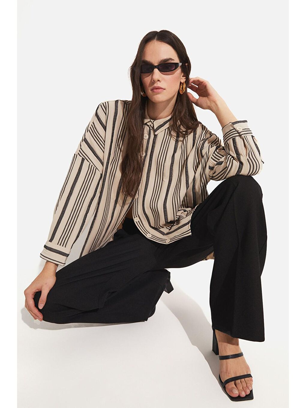 Siyah Pili Detaylı Bol Kesim Pantolon-1