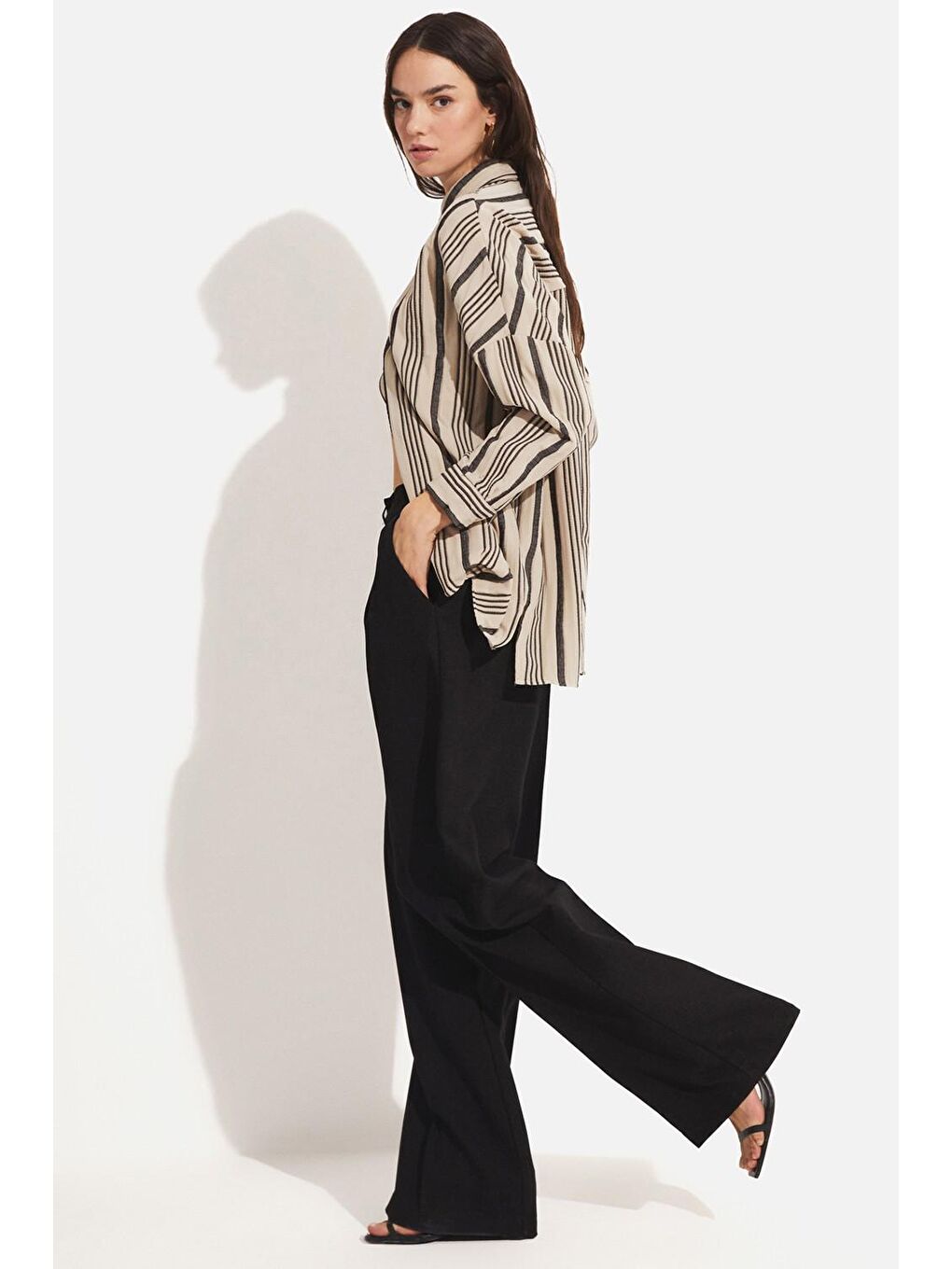 Siyah Pili Detaylı Bol Kesim Pantolon-2