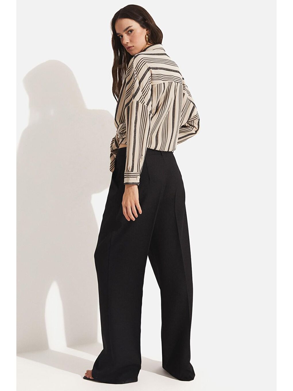 Siyah Pili Detaylı Bol Kesim Pantolon-3