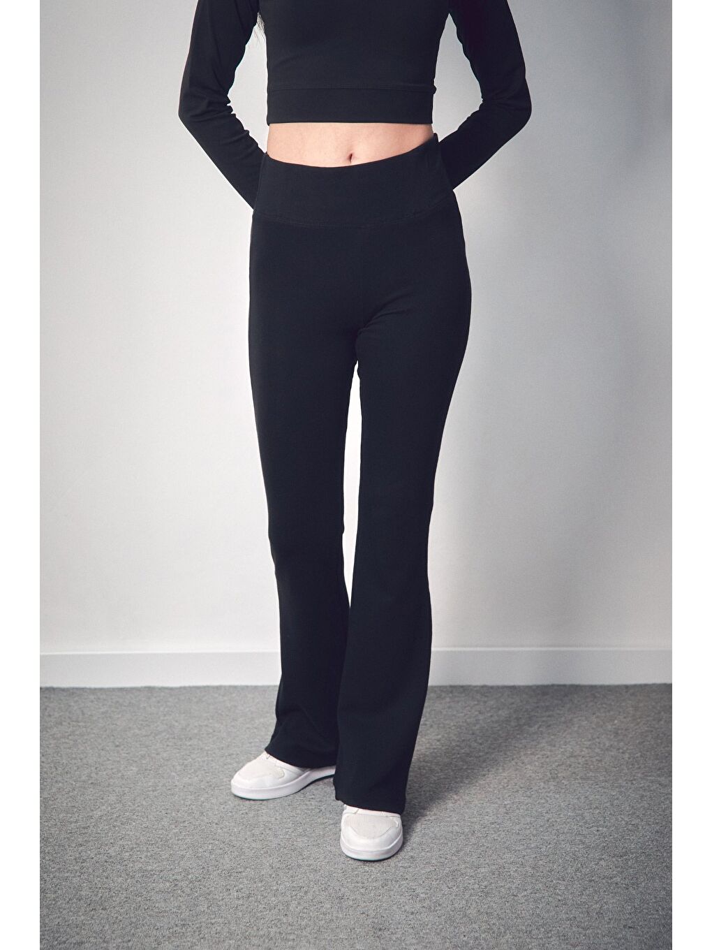 Siyah Beli Lastikli Yüksek Bel Flare Pantolon-2